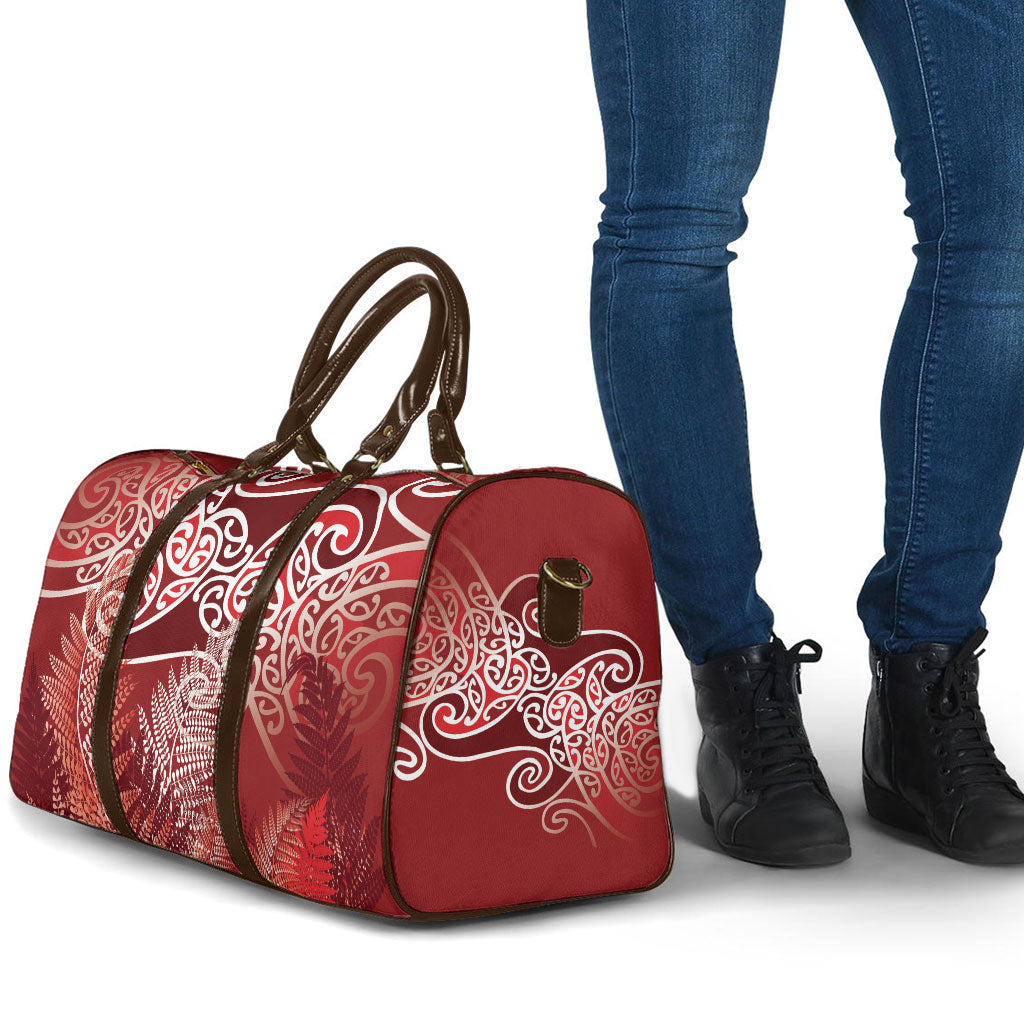 Aotearoa Maori Koru Curves Travel Bag Silver Ferns - Crimson Red