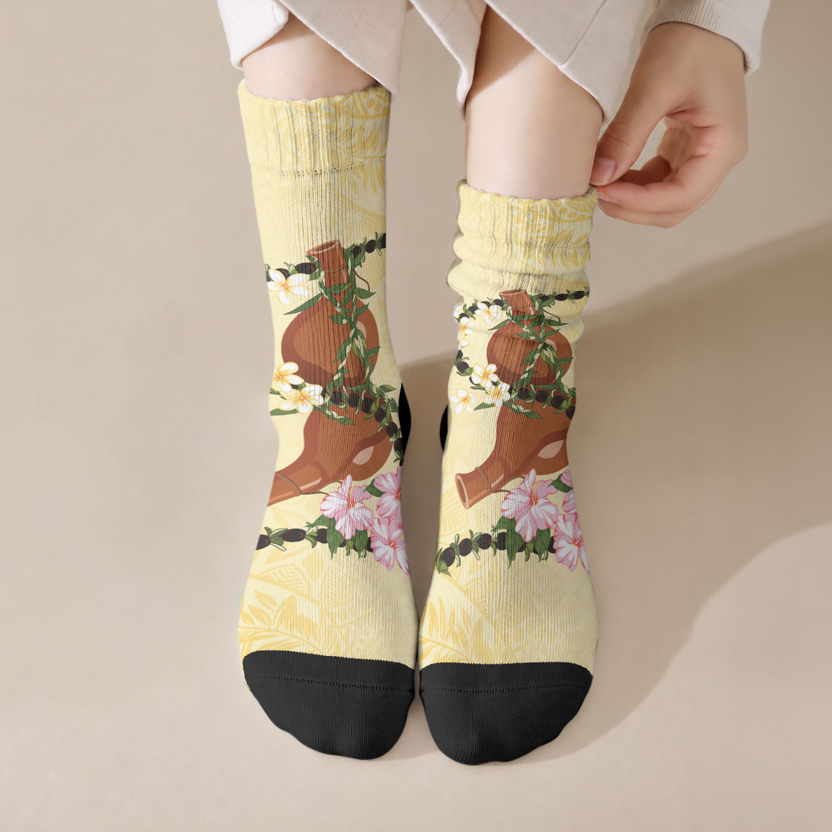 Aloha Hawaii Ipu Gourd Mix Kukui Nut Lei Crew Socks Lemon Yellow LT7 Crew Socks Lemon Yellow - Polynesian Pride