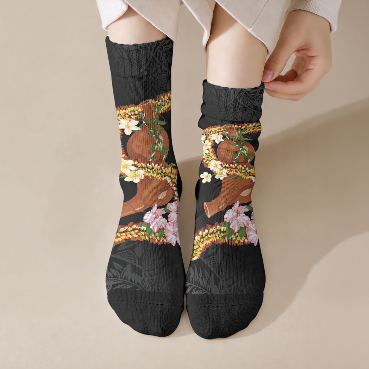Aloha Hawaii Ipu Gourd Mix ʻĀkulikuli Lei Crew Socks Obsidian Black LT7 Crew Socks Obsidian Black - Polynesian Pride