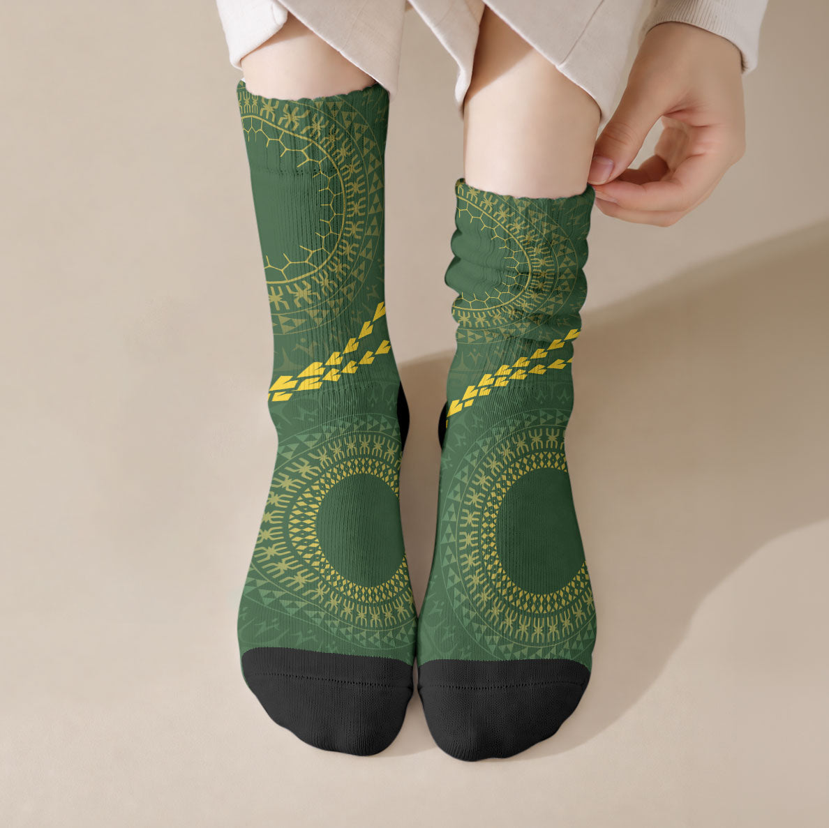 Cook Islands Rugby Crew Socks Kuki Tapa Motifs - Medallion Of Stars LT7 Crew Socks Dark Green - Polynesian Pride