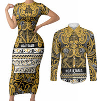 Aotearoa Iwi Ngāti Tama ki Te Waipounamu Trust Couples Matching Short Sleeve Bodycon Dress and Long Sleeve Button Shirt Maori Wharenui House Tribal Pattern LT9 Gold - Polynesian Pride