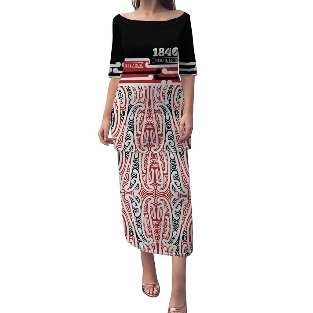 Personalised Toitu Te Tiriti Aotearoa 1840 Family Matching Puletasi and Hawaiian Shirt Red Kowhaiwhai Puhoro LT9 Mom's Dress Black - Polynesian Pride