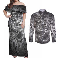 Aotearoa Maori Hei Tiki Couples Matching Off Shoulder Maxi Dress and Long Sleeve Button Shirt Kiwikiwi Kowhaiwhai Puhoro Motif LT9 Grey - Polynesian Pride