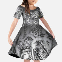 Aotearoa Maori Hei Tiki Family Matching Off Shoulder Maxi Dress and Hawaiian Shirt Kiwikiwi Kowhaiwhai Puhoro Motif LT9 Daughter's Dress Grey - Polynesian Pride