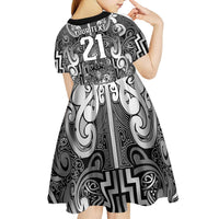 Custom New Zealand Taiaha Maori Kid Short Sleeve Dress Kiwikiwi Minimalist Silver Fern Tukutuku Motif LT9 - Polynesian Pride