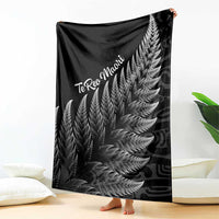New Zealand Te Reo Māori Blanket Simple Black Fern