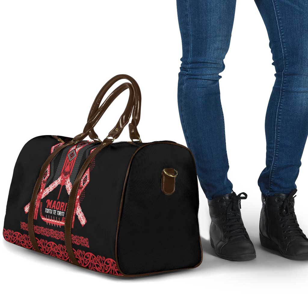 Toitu Te Tiriti Waitangi Travel Bag Black Wharenui House - Polynesian Pride