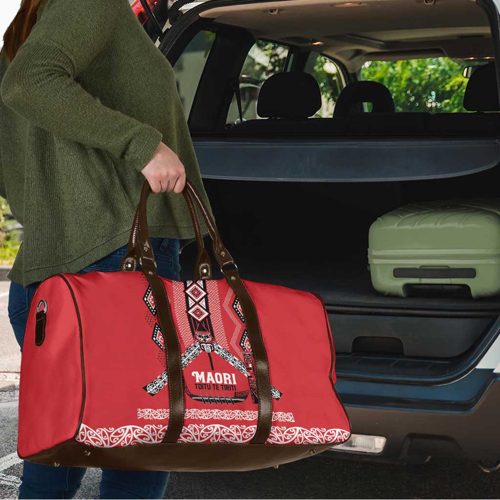 Toitu Te Tiriti Waitangi Travel Bag Red Wharenui House - Polynesian Pride