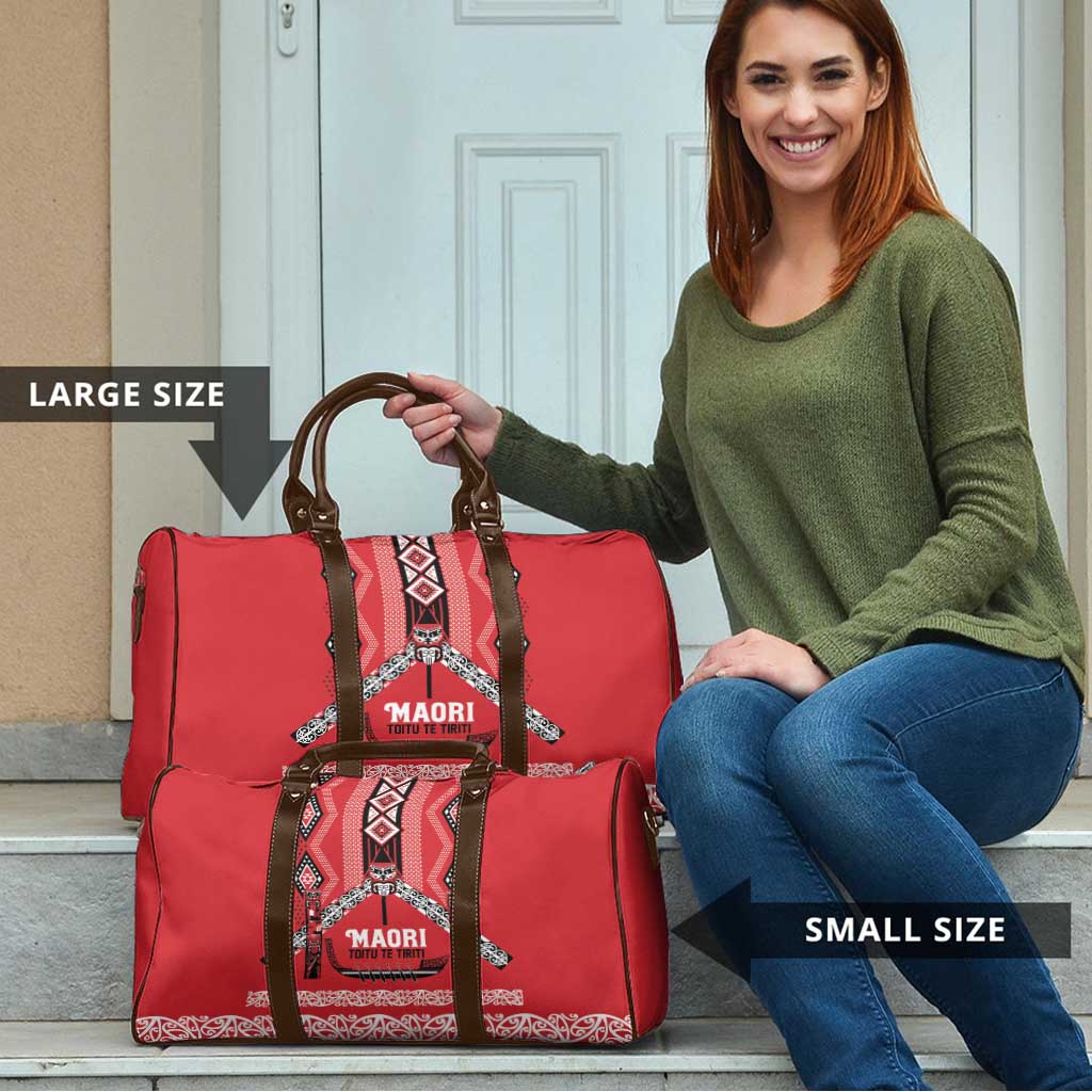 Toitu Te Tiriti Waitangi Travel Bag Red Wharenui House - Polynesian Pride