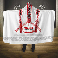 Toitu Te Tiriti Waitangi Hooded Blanket White Wharenui House - Polynesian Pride