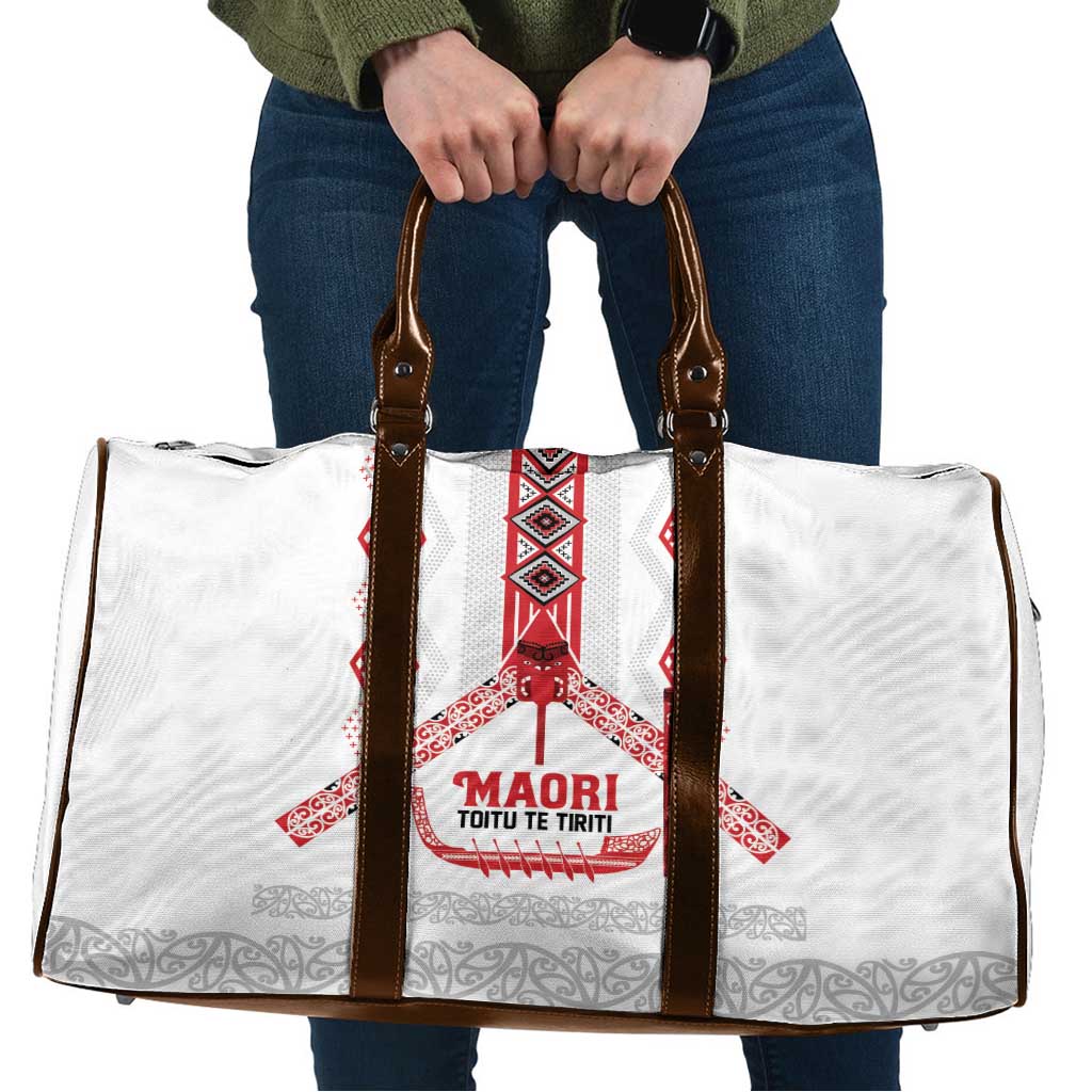 Toitu Te Tiriti Waitangi Travel Bag White Wharenui House - Polynesian Pride