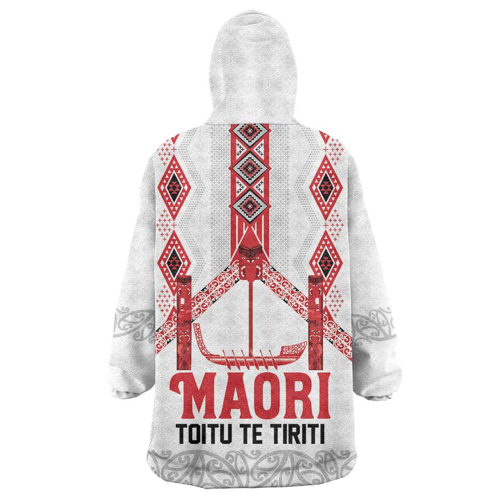 Toitu Te Tiriti Waitangi Wearable Blanket Hoodie White Wharenui House - Polynesian Pride