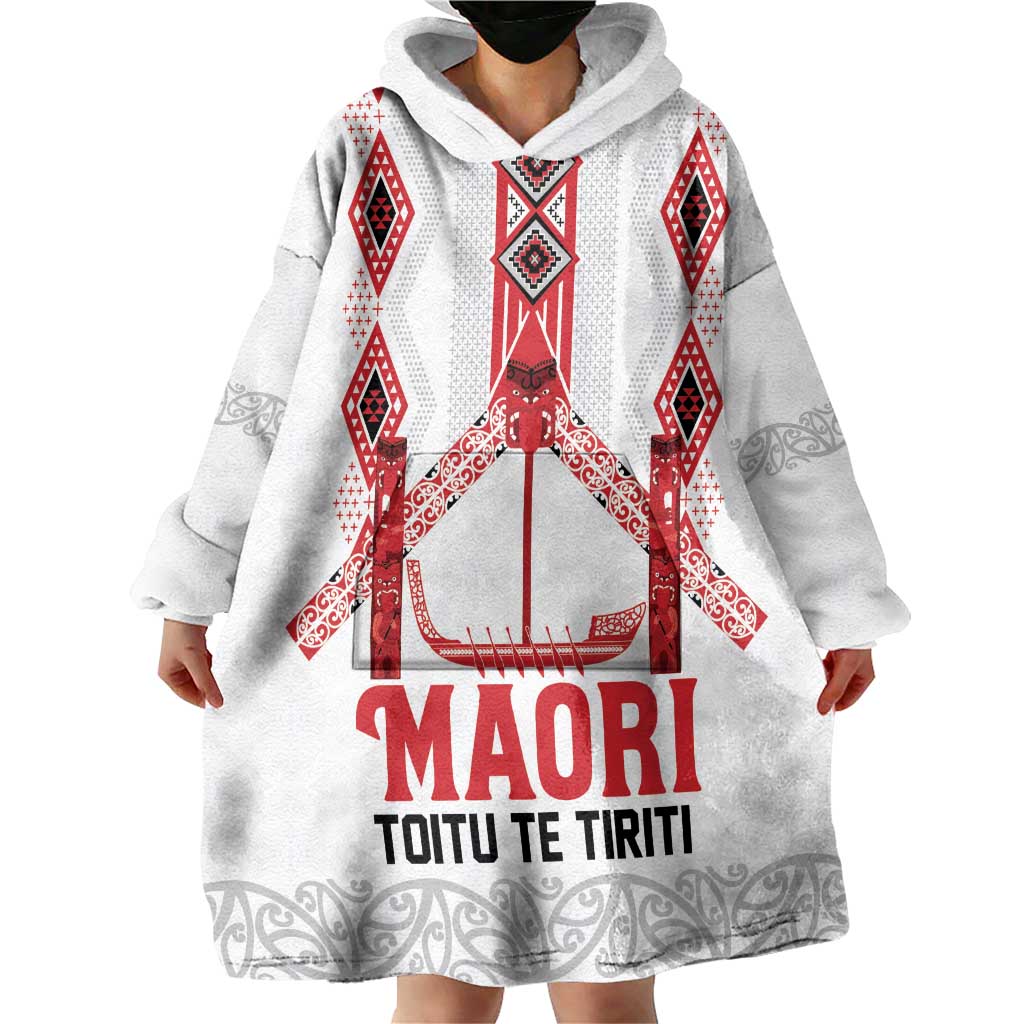 Toitu Te Tiriti Waitangi Wearable Blanket Hoodie White Wharenui House - Polynesian Pride
