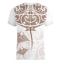 New Zealand Manta Ray Tattoo Women V-Neck T-Shirt Aotearoa Maori Haehae Beige - Polynesian Pride