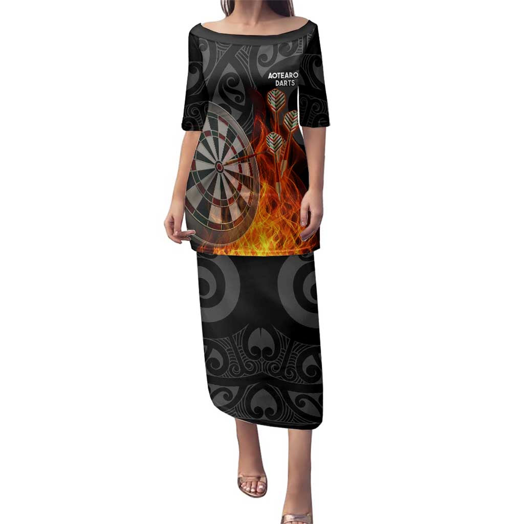 Personalised Aotearoa Darts Family Matching Puletasi and Hawaiian Shirt Maori Koru Flaming Dartboard LT14 Mom's Dress Black - Polynesian Pride