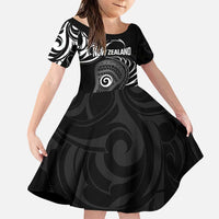 Personalised New Zealand Silver Fern Lacrosse Family Matching Puletasi and Hawaiian Shirt Aotearoa Maori Pattern LT14 Daughter's Dress Black - Polynesian Pride