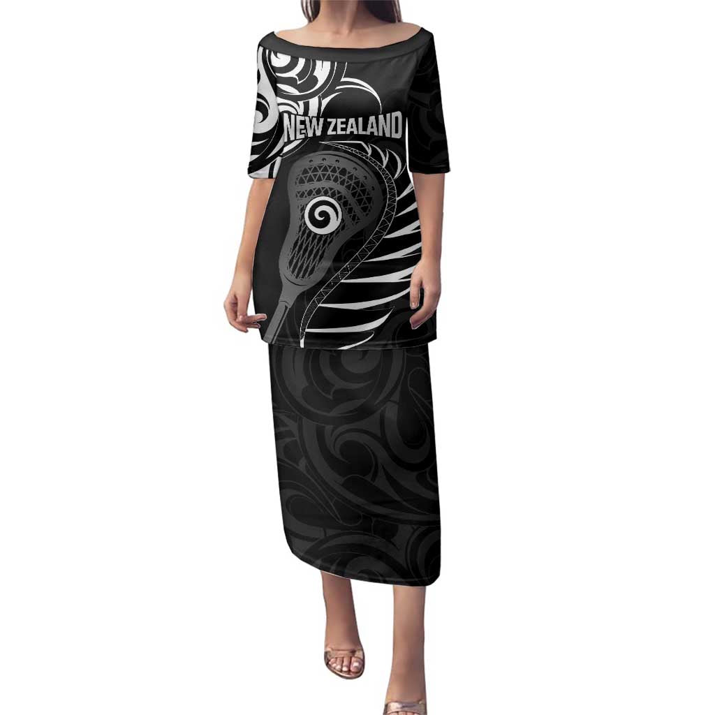 Personalised New Zealand Silver Fern Lacrosse Family Matching Puletasi and Hawaiian Shirt Aotearoa Maori Pattern LT14 Mom's Dress Black - Polynesian Pride