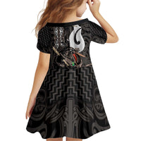 Aotearoa Hei Matau Kid Short Sleeve Dress Haka Kiwi Mix Maori Mangopare