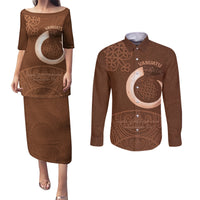 Vanuatu Indipendens Dei Couples Matching Puletasi and Long Sleeve Button Shirt Yumi 44th Sand Drawing Turtle Mix Lapita