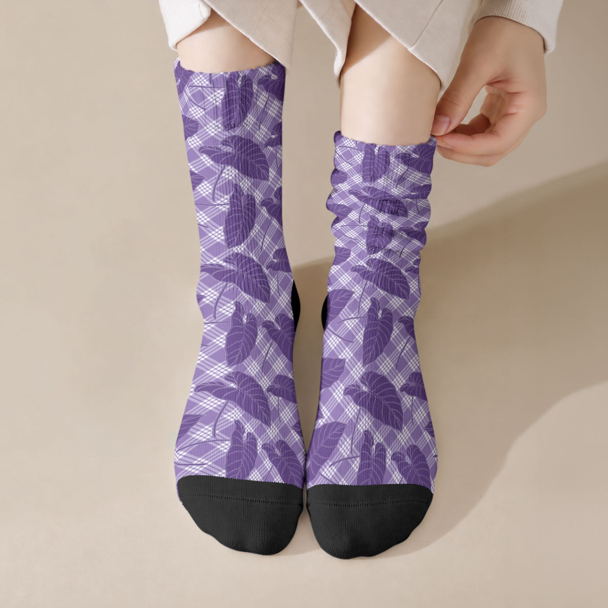 Purple Hawaii Kalo Palaka Motifs Crew Socks Hawaiian Taro Leaves Elegant Vibes LT14 Crew Socks Purple - Polynesian Pride