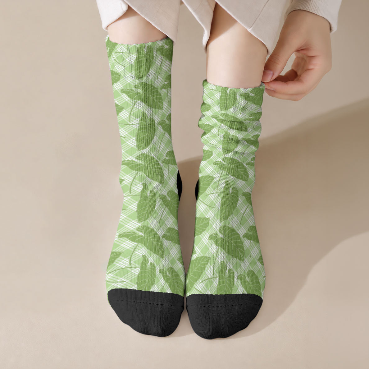 Green Hawaii Kalo Palaka Motifs Crew Socks Hawaiian Taro Leaves Elegant Vibes LT14 Crew Socks Green - Polynesian Pride