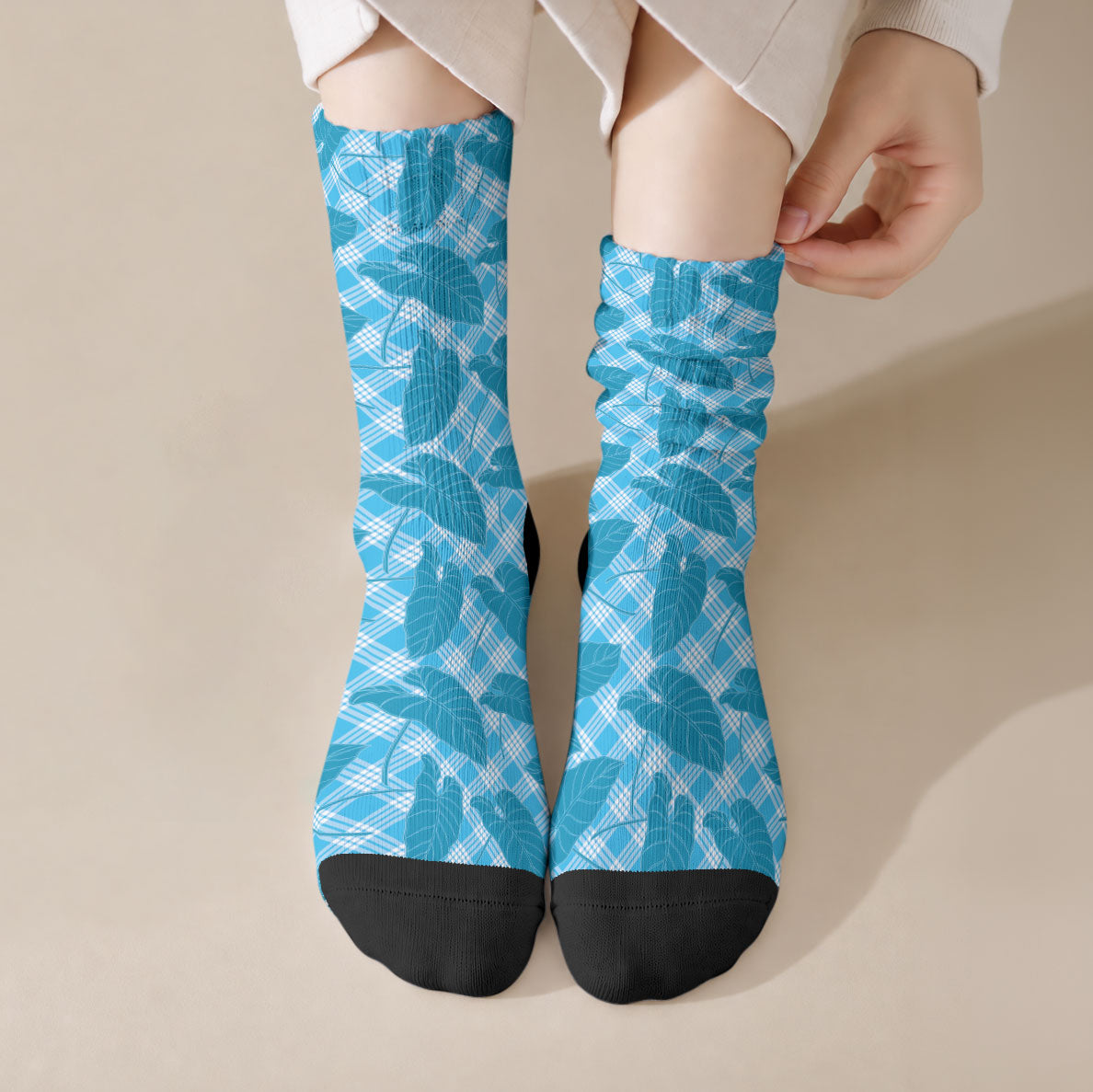 Blue Hawaii Kalo Palaka Motifs Crew Socks Hawaiian Taro Leaves Elegant Vibes LT14 Crew Socks Blue - Polynesian Pride