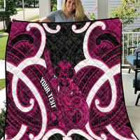 Mawhero Aotearoa Atua Tumatauenga Personalised Quilt Maori God Of War Tiki With Taiaha LT14 Pink - Polynesian Pride