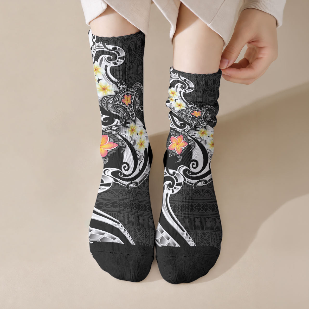 Bula Fiji Tapa Turtle Crew Socks Plumeria Fijian Masi Vonu Black LT14 Crew Socks Black - Polynesian Pride