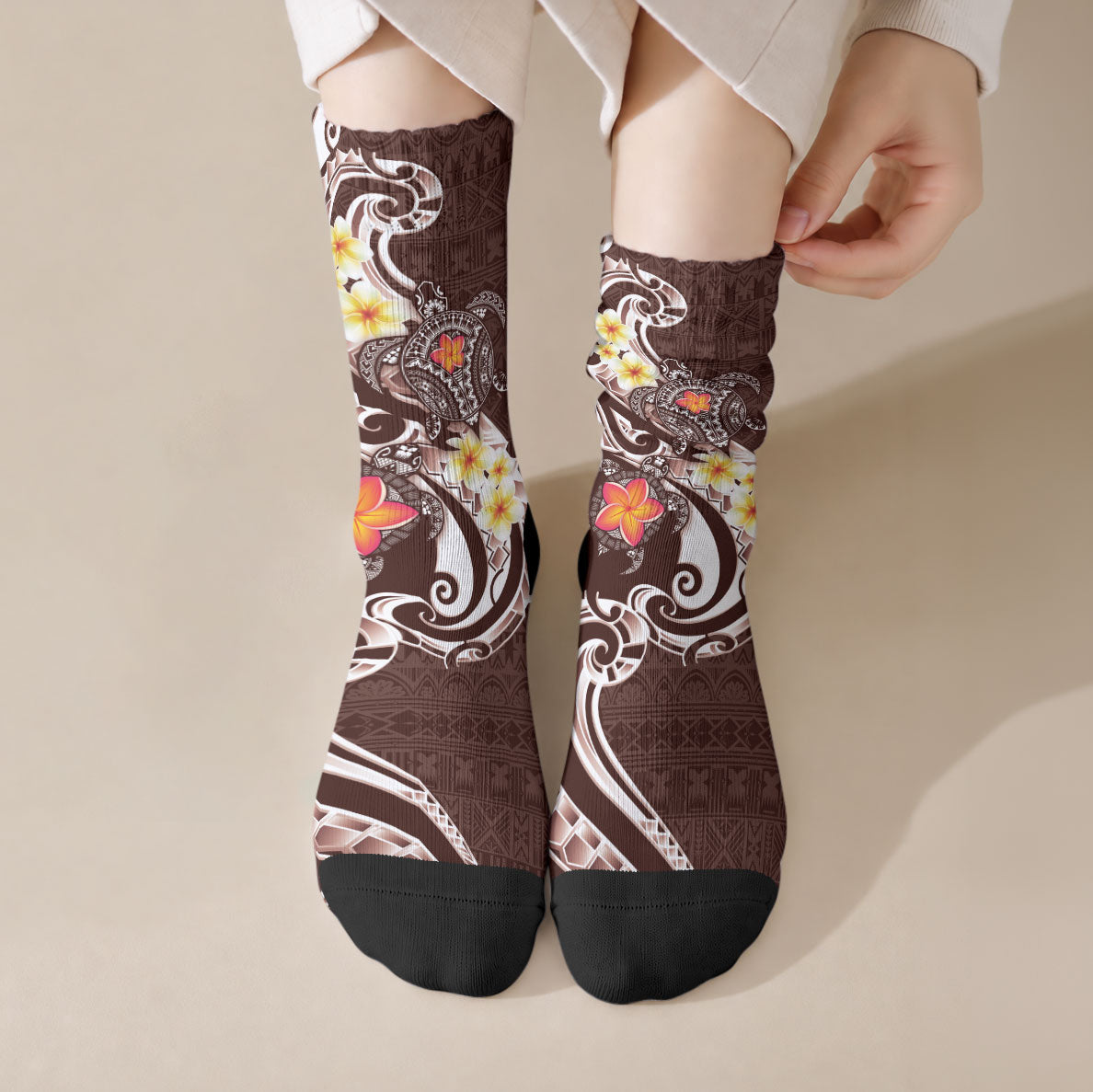 Bula Fiji Tapa Turtle Crew Socks Plumeria Fijian Masi Vonu Brown LT14 Crew Socks Brown - Polynesian Pride