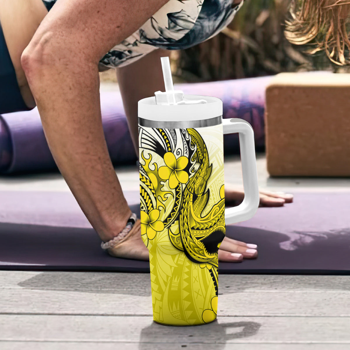 Hawaii Tumbler With Handle Polynesian Shark Tattoo With Plumeria Yellow Gradient