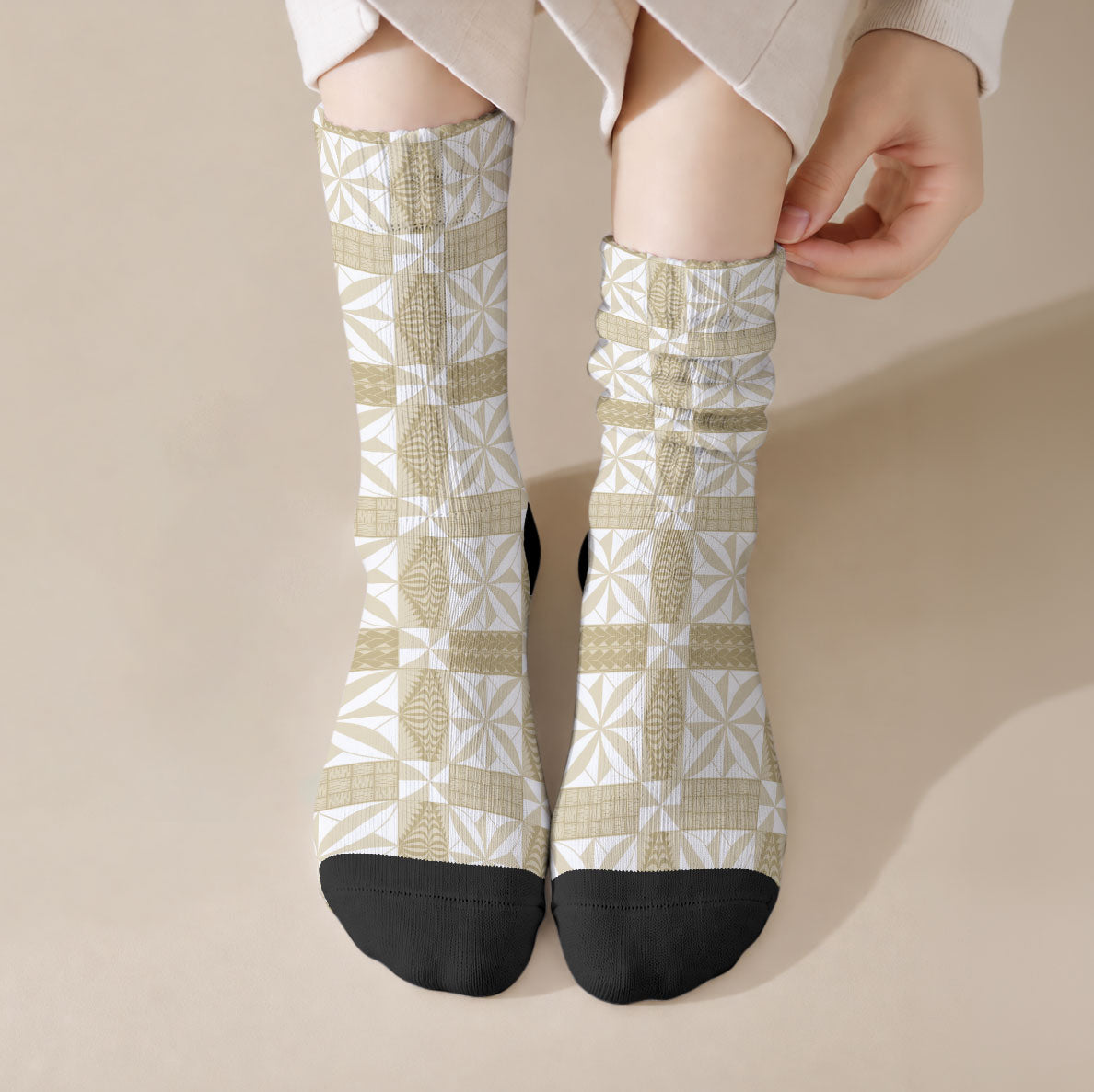 Beige Ngatu Pattern Malo e Lelei Tonga Crew Socks LT14 Crew Socks Beige - Polynesian Pride