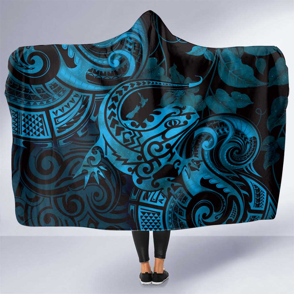 New Zealand Tuatara Hooded Blanket Aotearoa Maori Clematis Flowers - Blue