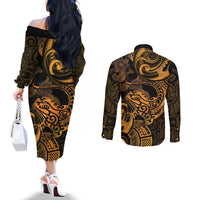 New Zealand Tuatara Couples Matching Off The Shoulder Long Sleeve Dress and Long Sleeve Button Shirt Aotearoa Maori Clematis Flowers - Gold LT14 - Polynesian Pride