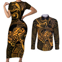 New Zealand Tuatara Couples Matching Short Sleeve Bodycon Dress and Long Sleeve Button Shirt Aotearoa Maori Clematis Flowers - Gold LT14 Gold - Polynesian Pride