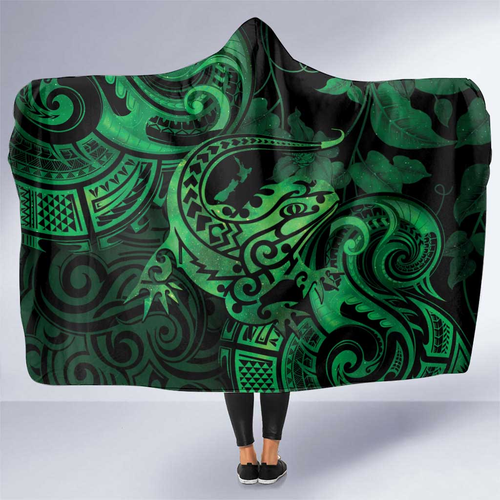 New Zealand Tuatara Hooded Blanket Aotearoa Maori Clematis Flowers - Green