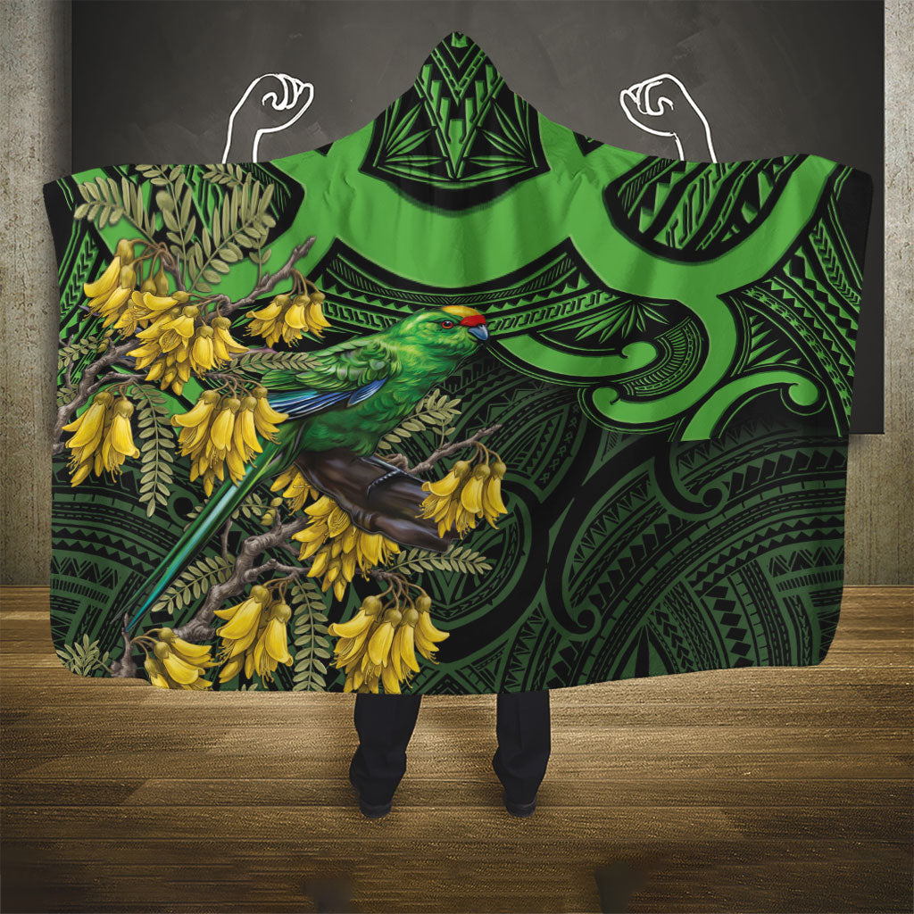 New Zealand Parakeet Bird Hooded Blanket Maori Kakariki Kowhai Maori Pattern
