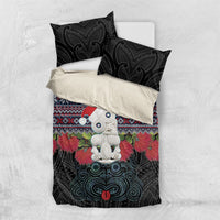 New Zealand Hei Tiki Christmas In July Bedding Set Pohutukawa Santa Xmas Polynesian Pattern