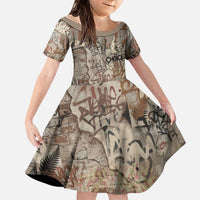 Choice Bro Graffiti Handshake Family Matching Short Sleeve Bodycon Dress and Hawaiian Shirt New Zealand Slang Fern Brick Wall and Urban Street Art TS04 Daughter's Dress Multicolor - Polynesian Pride