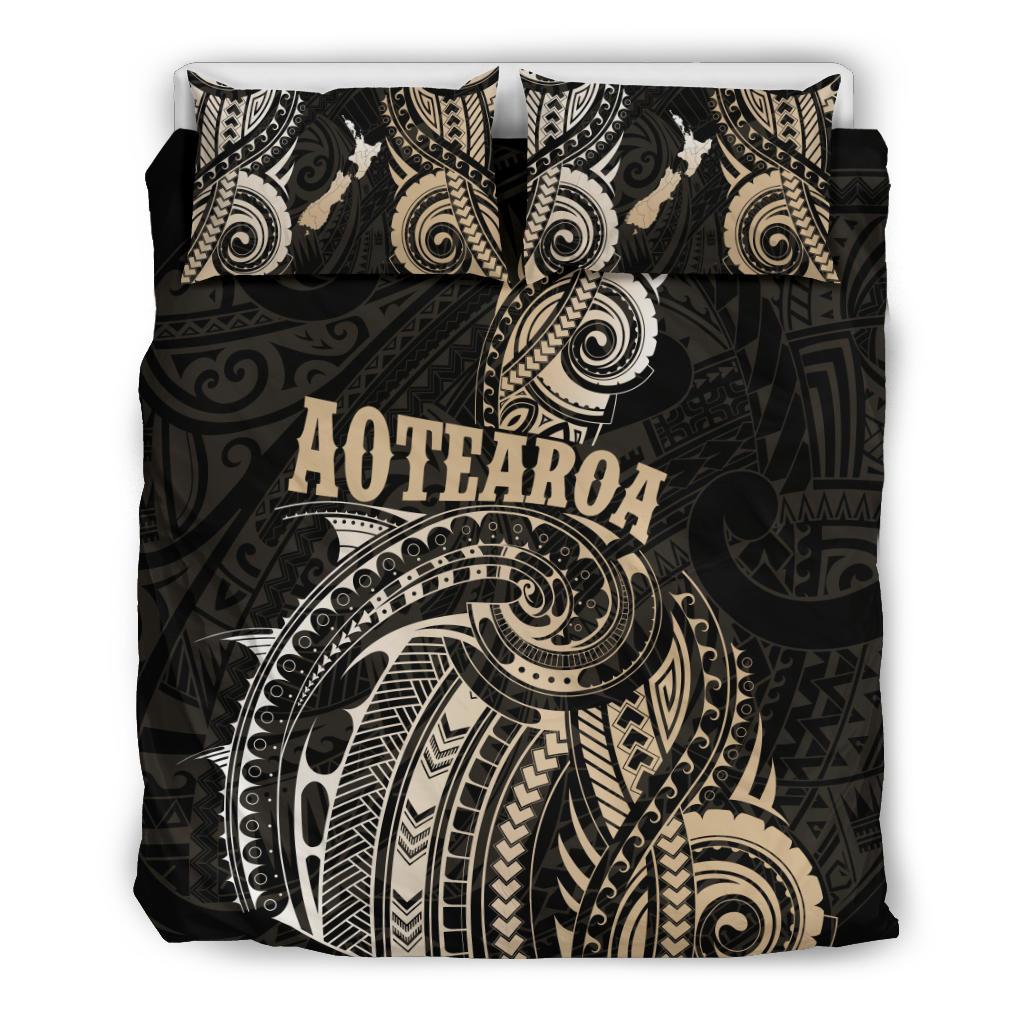 Maori Tattoo With Map New Zealand Bedding Set Black - Polynesian Pride