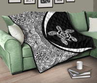 Hawaiian Hibiscus Turtle Polynesian Black And White Premium Quilt - Circle Style - Polynesian Pride