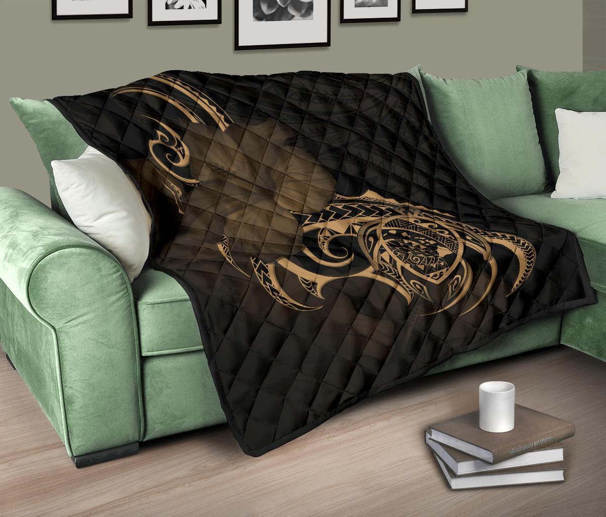 Hawaii Map Turtle Hibiscus Divise Gold Polynesian Premium Quilt - Polynesian Pride