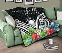 Marshall Islands Premium Quilt - Marshall Islands Coat of Arms & Polynesian Tropical Flowers White - Polynesian Pride