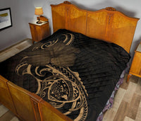 Hawaii Map Turtle Hibiscus Divise Gold Polynesian Premium Quilt - Polynesian Pride