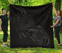 Hawaii Map Turtle Hibiscus Divise Gray Polynesian Premium Quilt Gray - Polynesian Pride