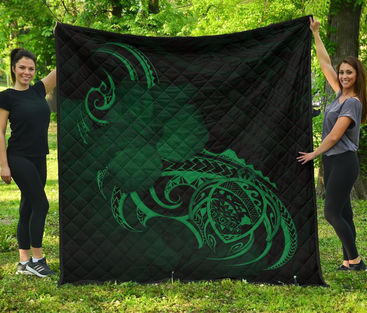 Hawaii Map Turtle Hibiscus Divise Green Polynesian Premium Quilt Green - Polynesian Pride