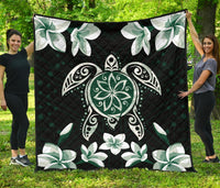 Hawaiian Greenie Turtle Plumeria Quilt Black - Polynesian Pride