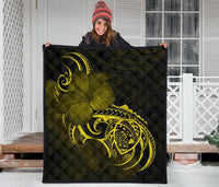 Hawaii Map Turtle Hibiscus Divise Yellow Polynesian Premium Quilt - Polynesian Pride