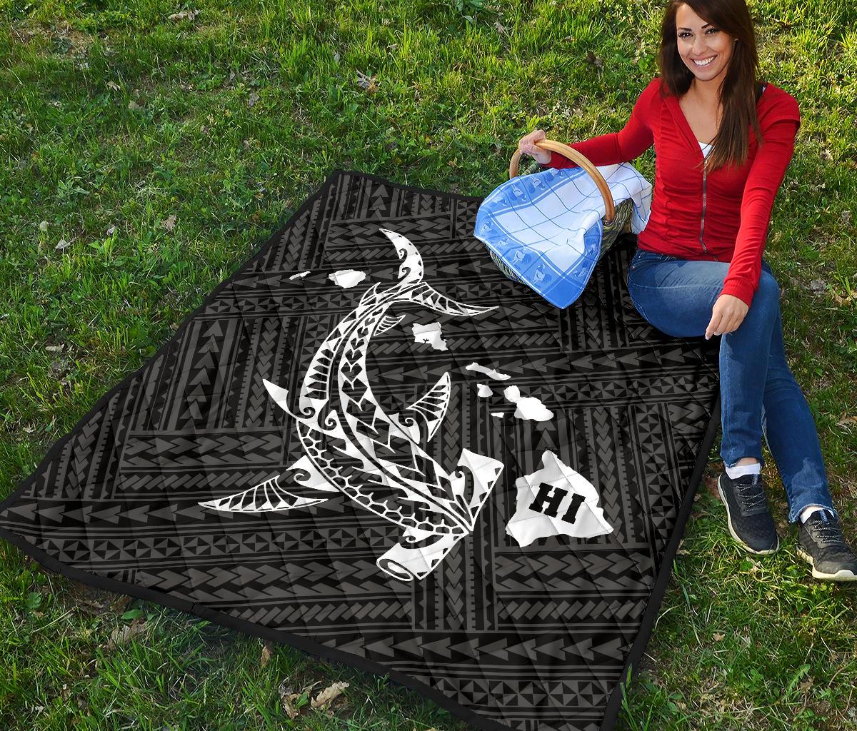 Hawaii Shark White Polynesian Premium Quilt - Polynesian Pride