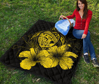 Hawaii Hibiscus Premium Quilt - Turtle Map - Yellow - Polynesian Pride
