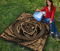 Hawaiian Kanaka Honu Hibiscus Tornando Gold Polynesian Premium Quilt - Polynesian Pride